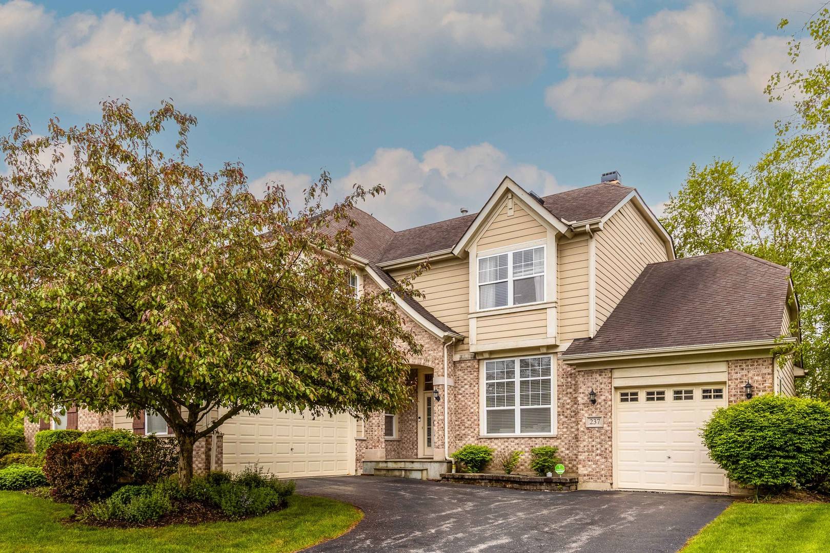 Vernon Hills, IL 60061,237 Colonial DR