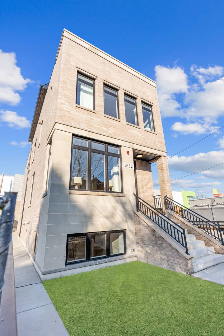 Chicago, IL 60657,1636 W Wolfram ST