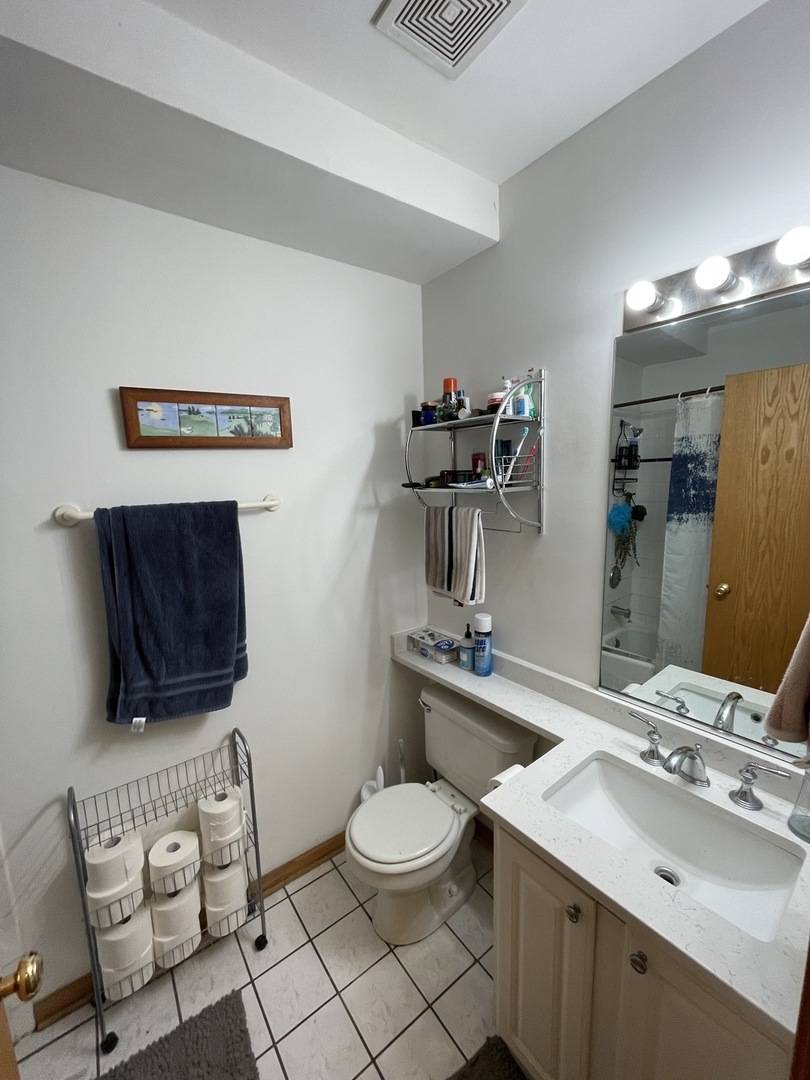Chicago, IL 60613,865 W Buckingham PL #305