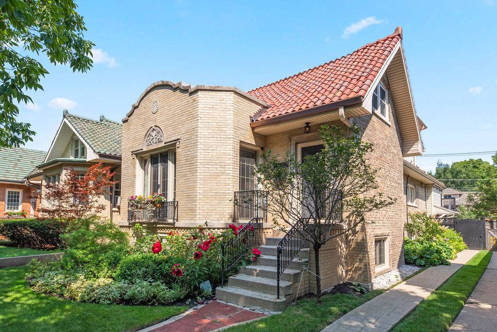 Chicago, IL 60645,2530 W Morse AVE