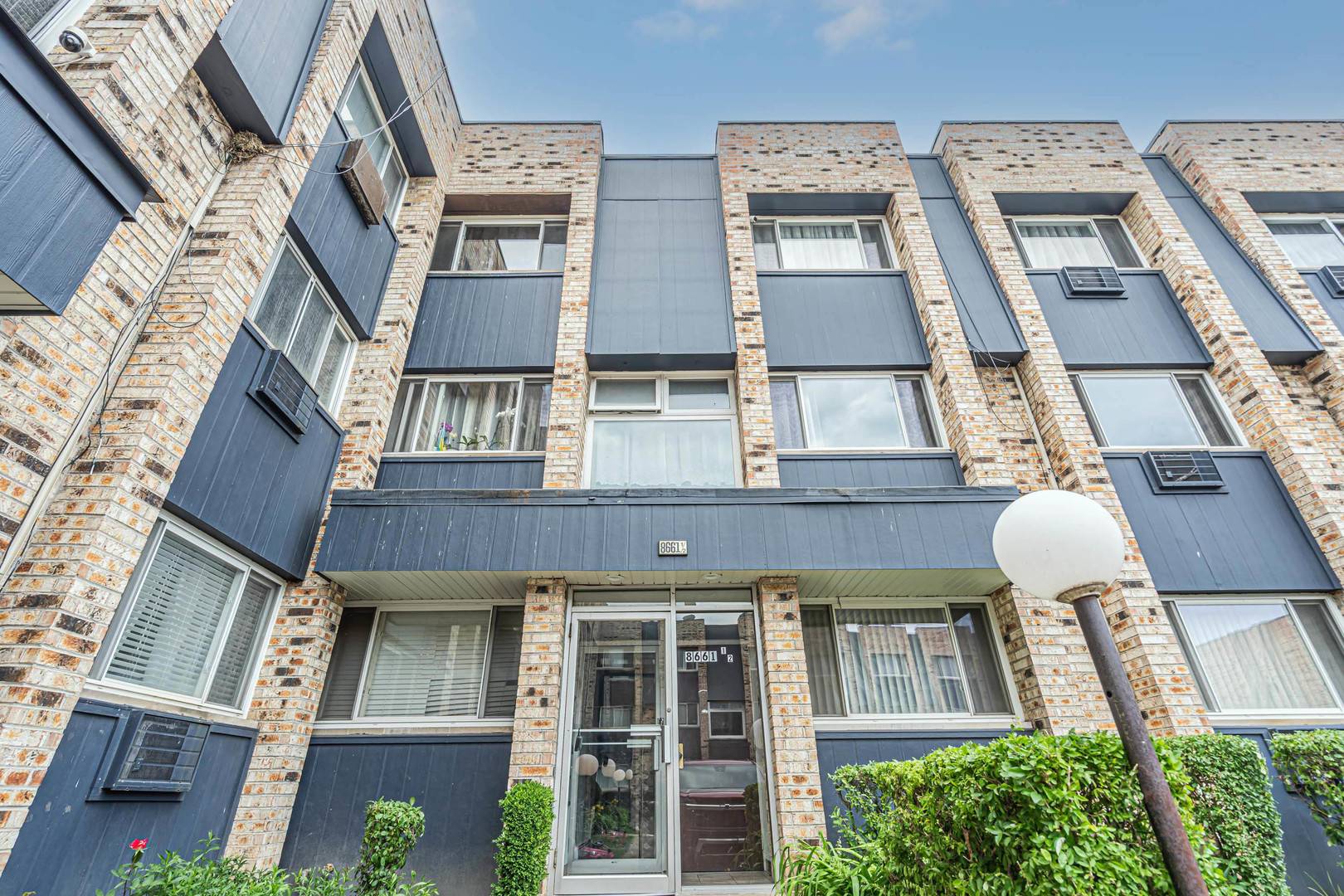 Chicago, IL 60656,8661 1/2 W Foster AVE #3A