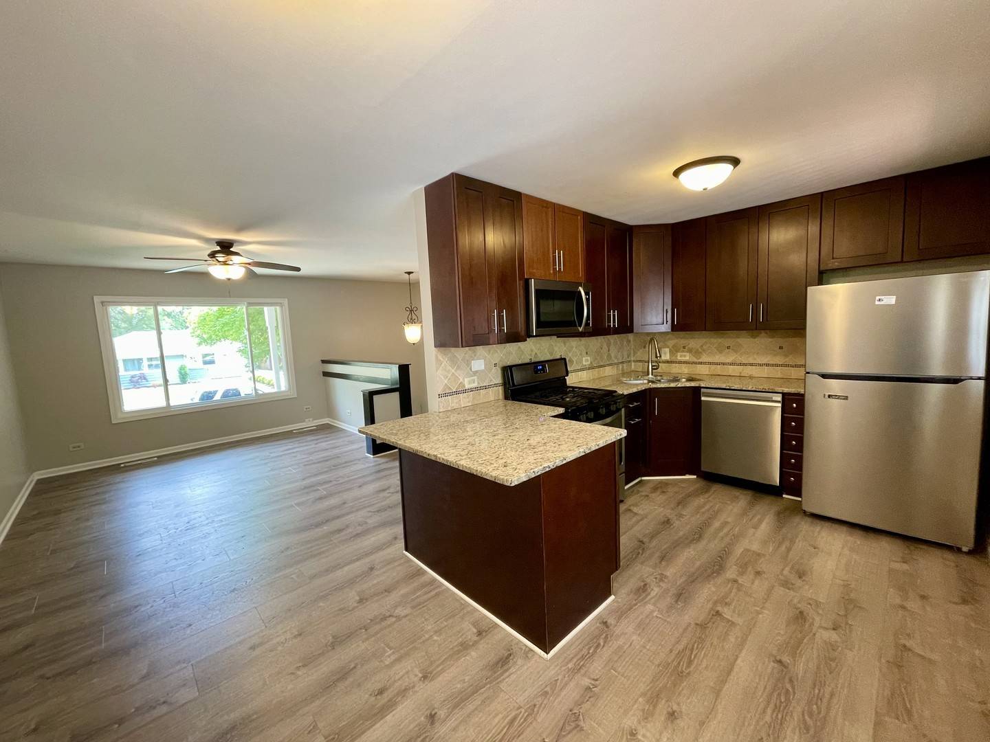 Mundelein, IL 60060,52 N Prairie AVE