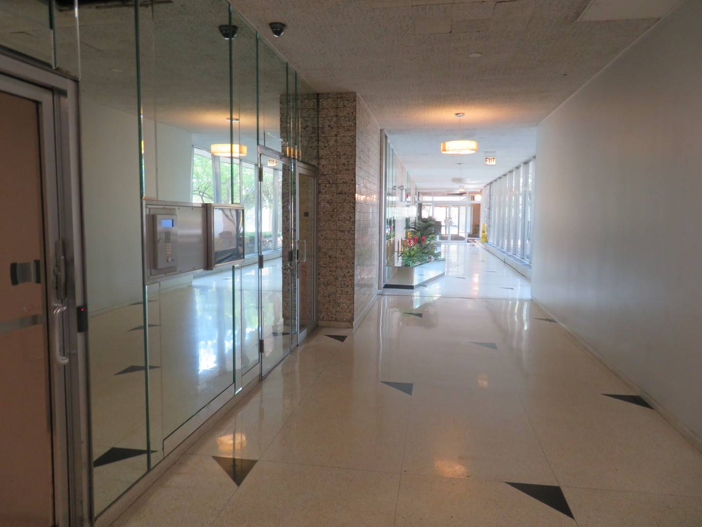 Chicago, IL 60613,3950 N Lake Shore DR #1207B