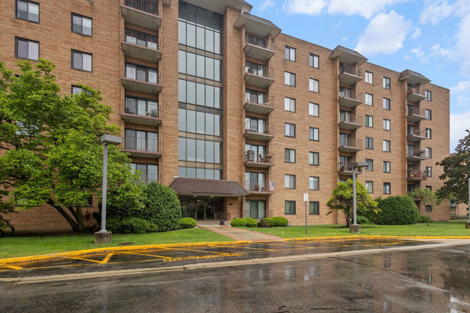 Mount Prospect, IL 60056,1717 W CRYSTAL LN #310