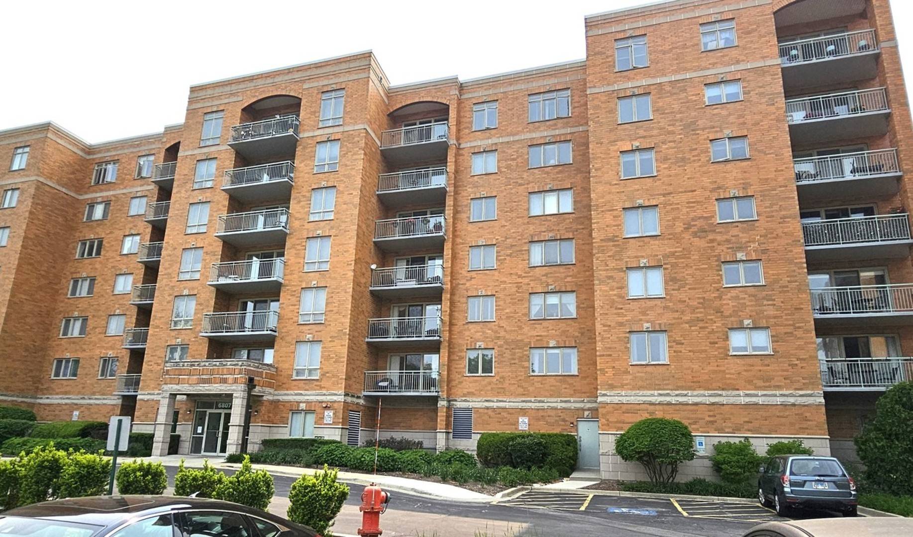Niles, IL 60714,6807 N Milwaukee AVE #303