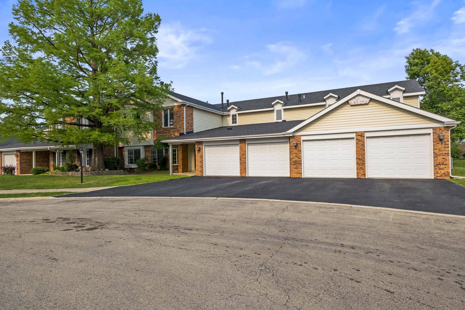 Willowbrook, IL 60527,7215 Birchwood CT #19B