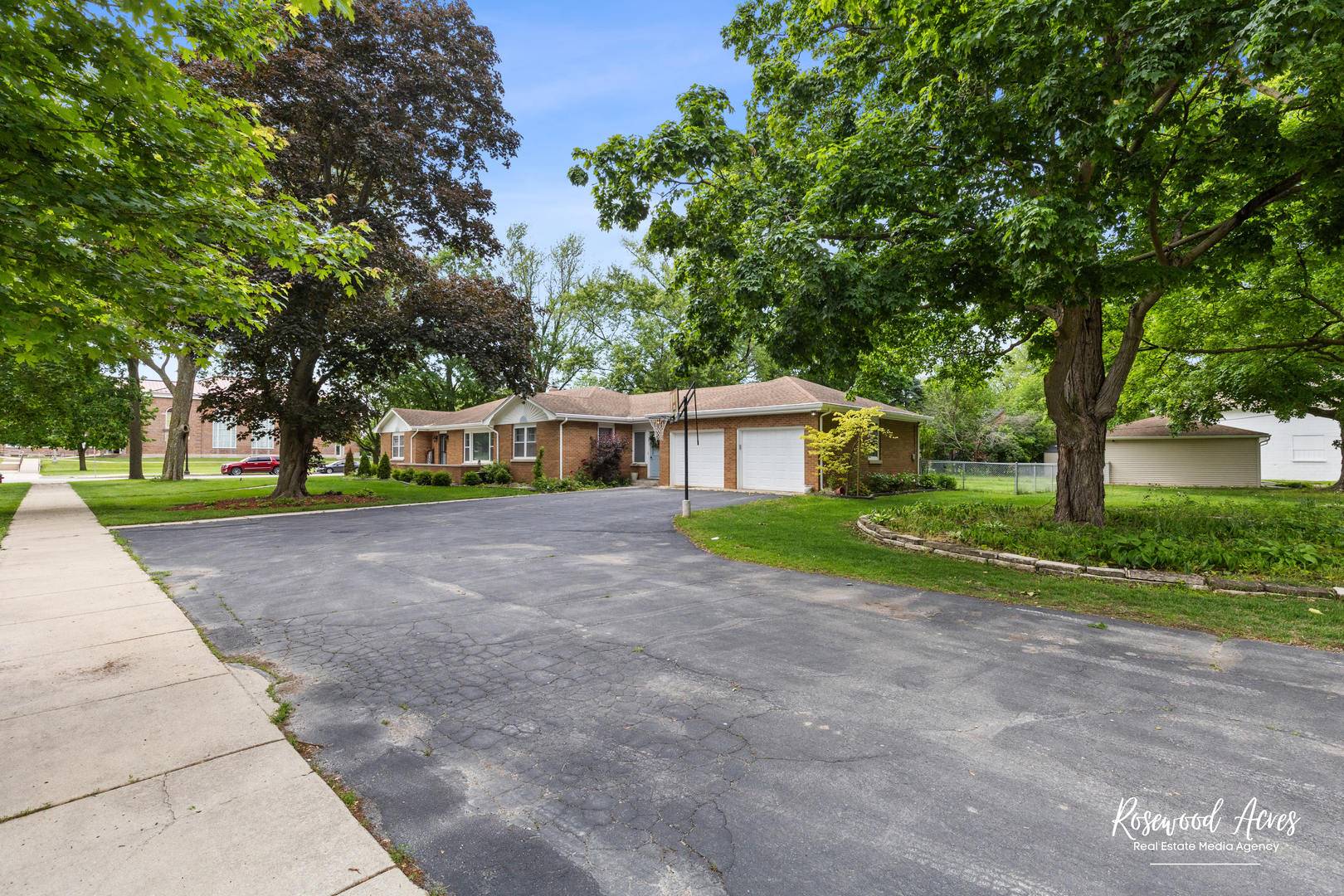 Momence, IL 60954,528 W Washington ST