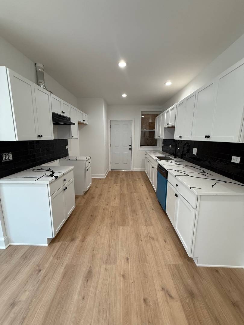 Chicago, IL 60649,7841 S Essex AVE #3N
