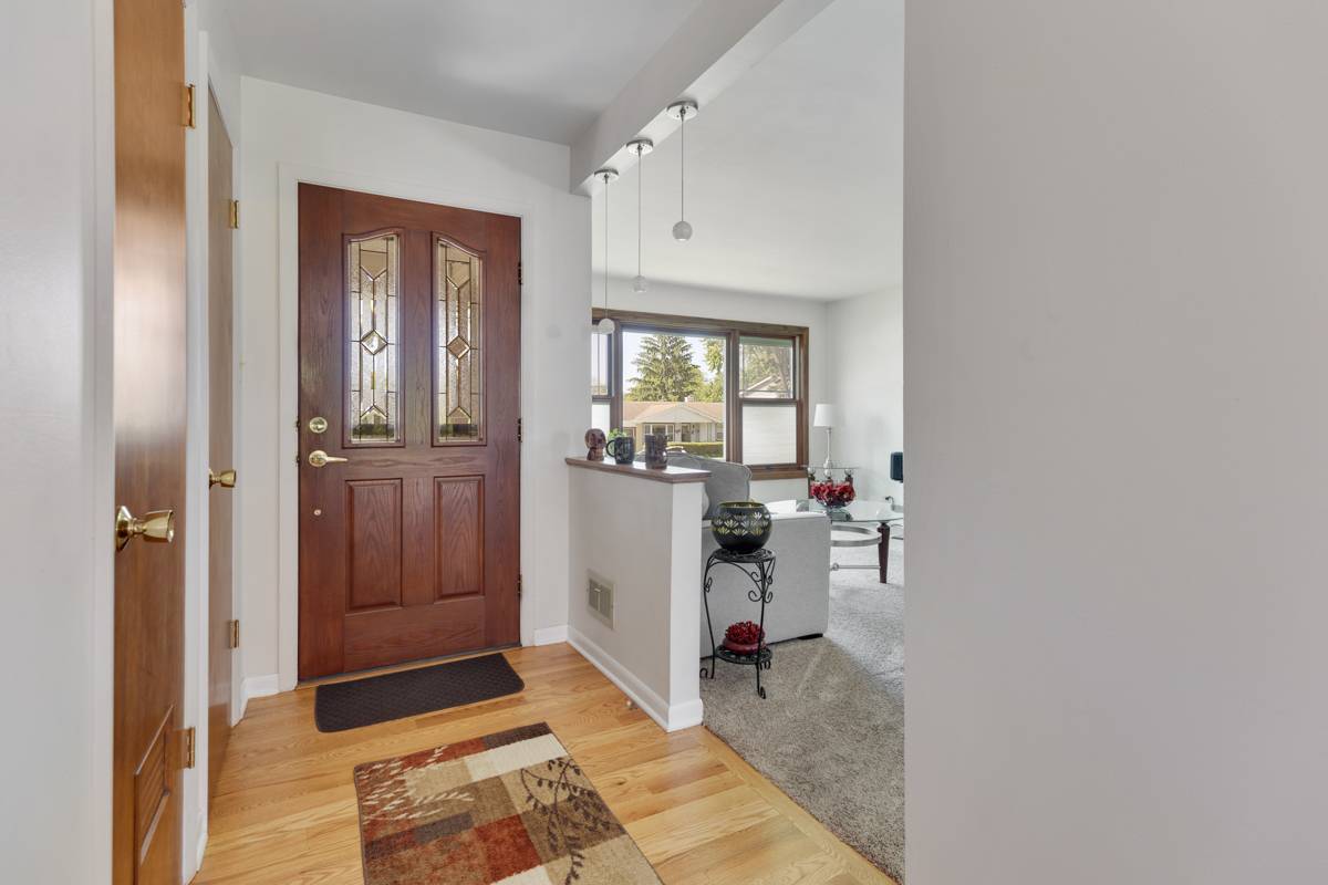 Elk Grove Village, IL 60007,298 Fern DR