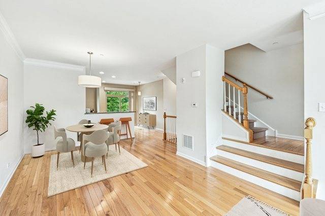 Morton Grove, IL 60053,8638 Narragansett AVE #31