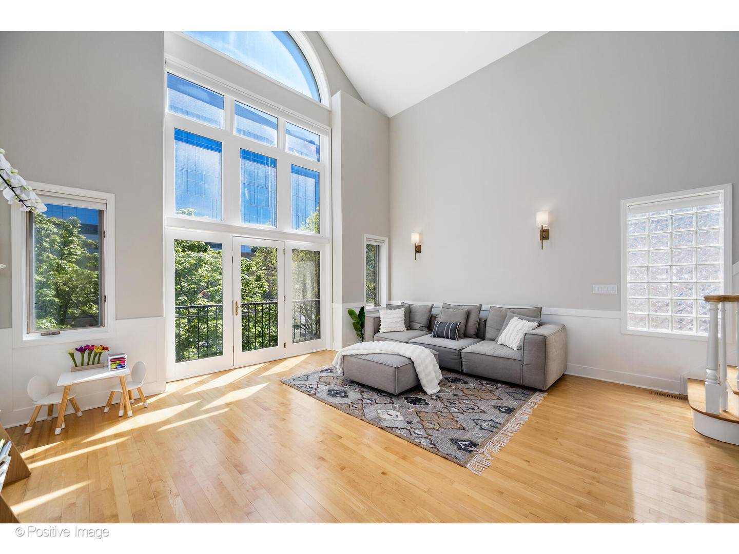 Chicago, IL 60657,912 W Barry AVE #3