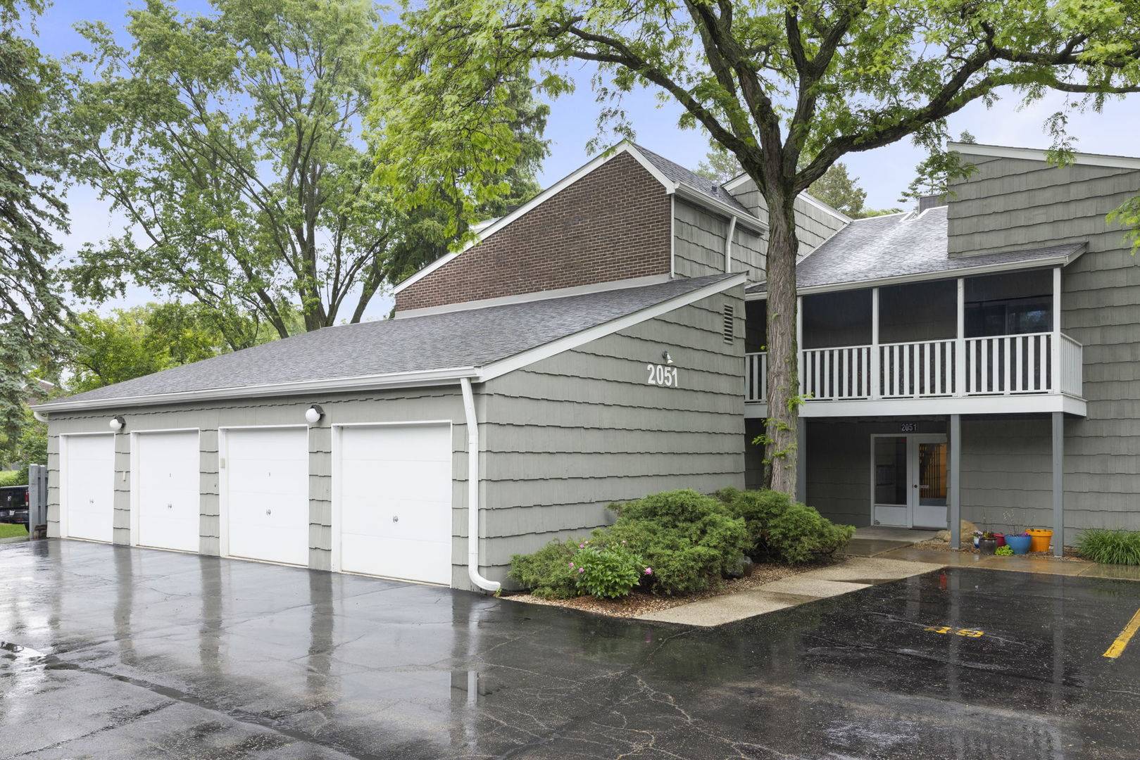 Wheaton, IL 60189,2051 Creekside DR #2-2