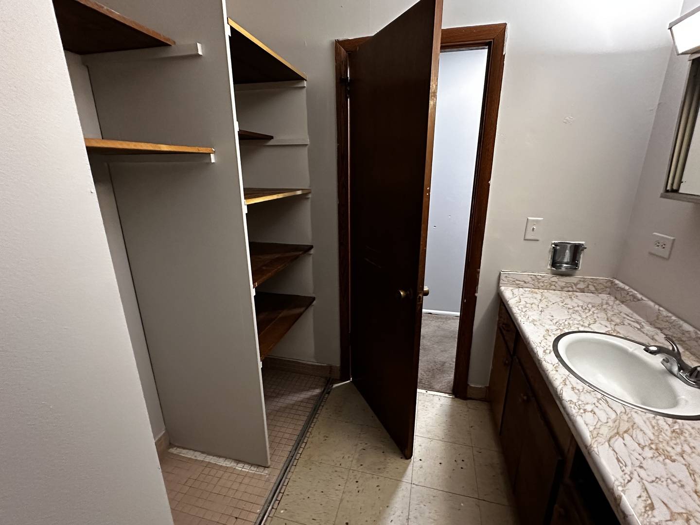 Rockford, IL 61103,805 N Court ST #209