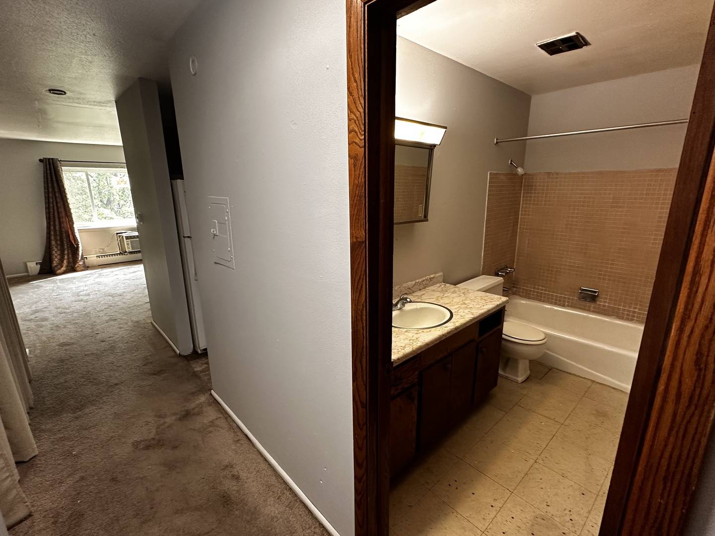 Rockford, IL 61103,805 N Court ST #209