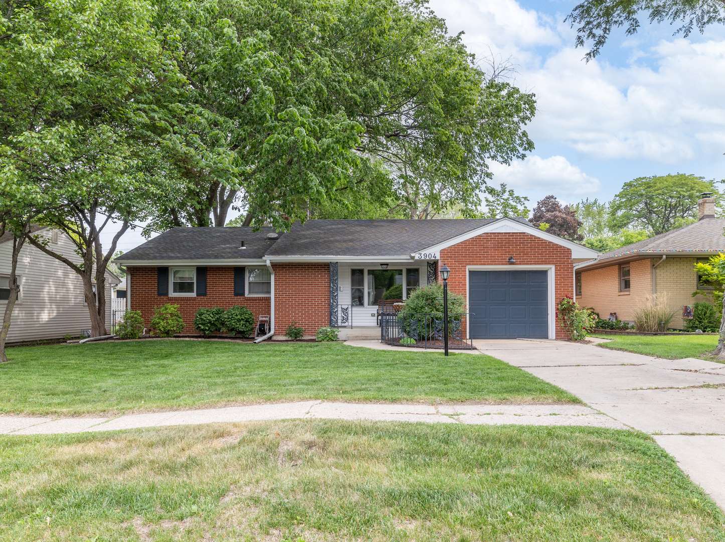 Rockford, IL 61107,3904 Barrington RD