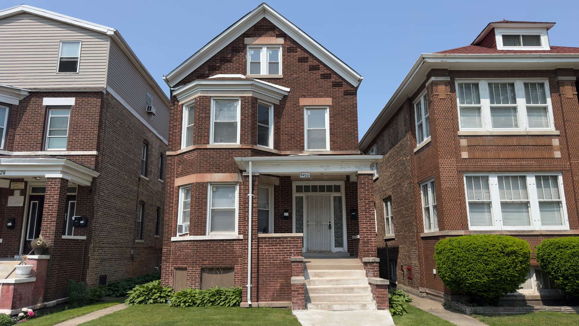 Chicago, IL 60617,8420 S Manistee AVE #2