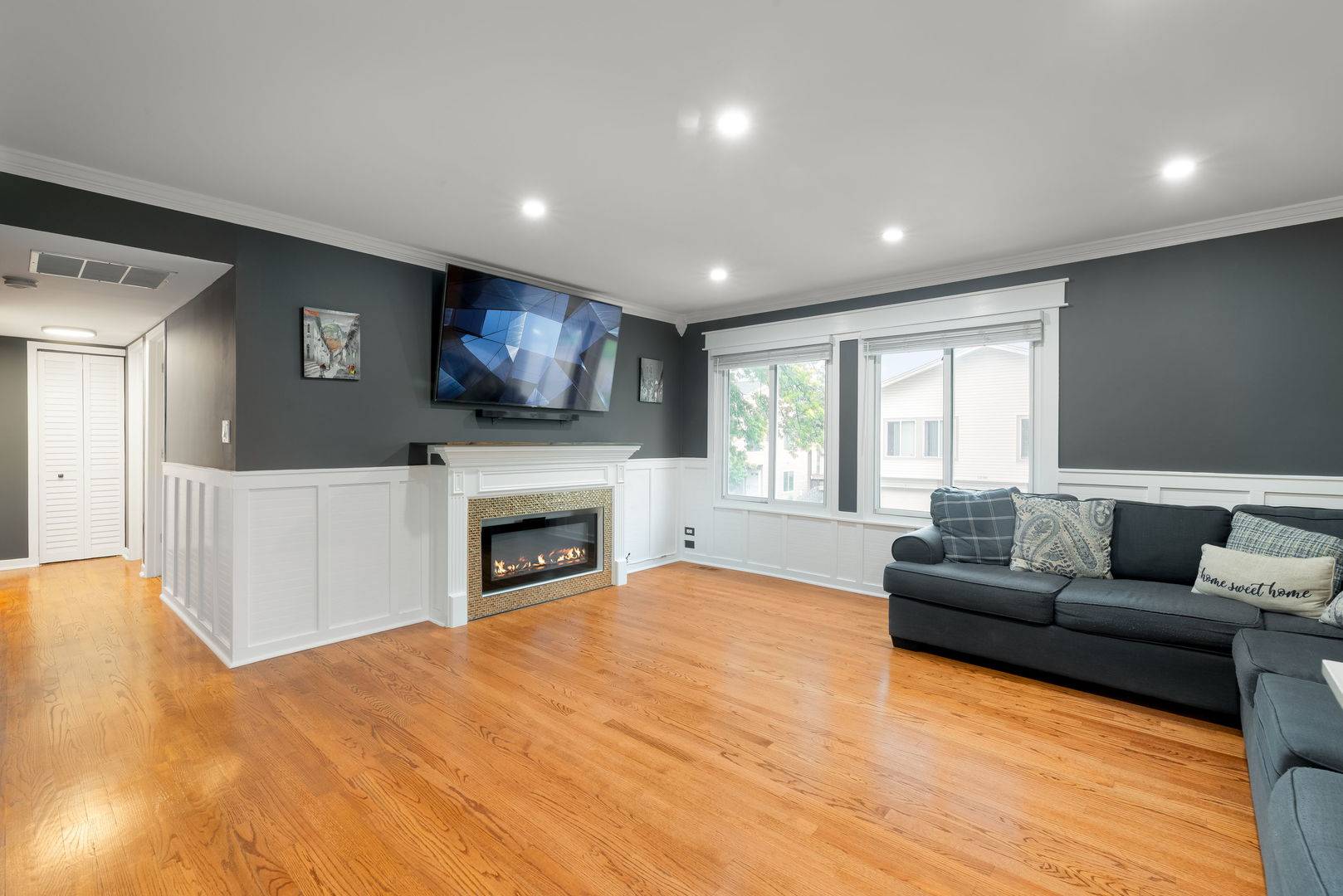 Hanover Park, IL 60133,1355 Kingsbury DR #1