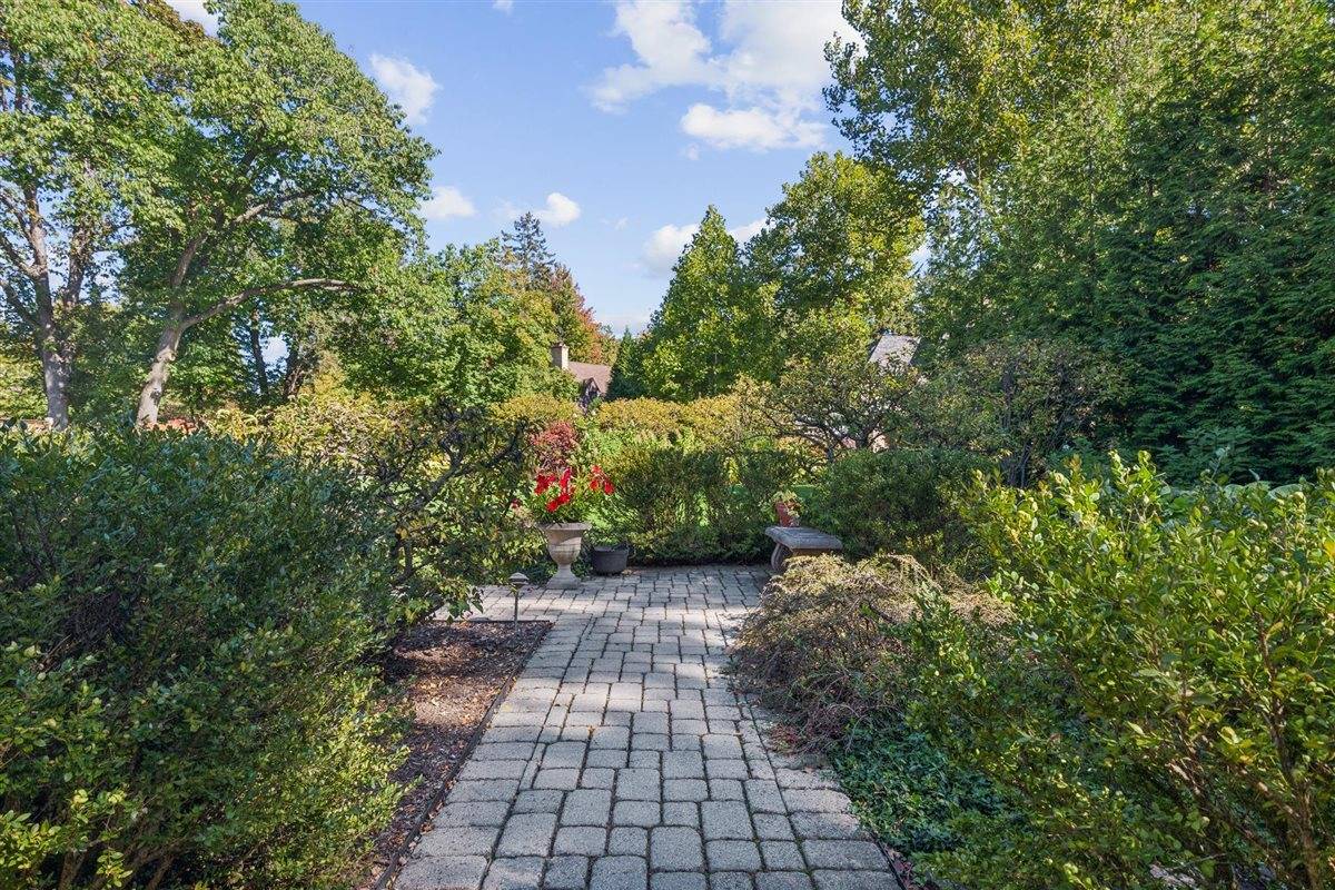 Highland Park, IL 60035,350 N Deere Park DR W