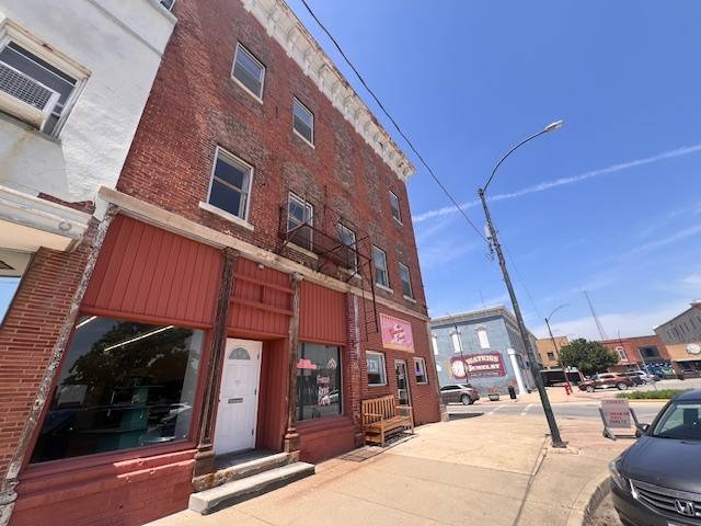 Clinton, IL 61727,505 W Side SQ