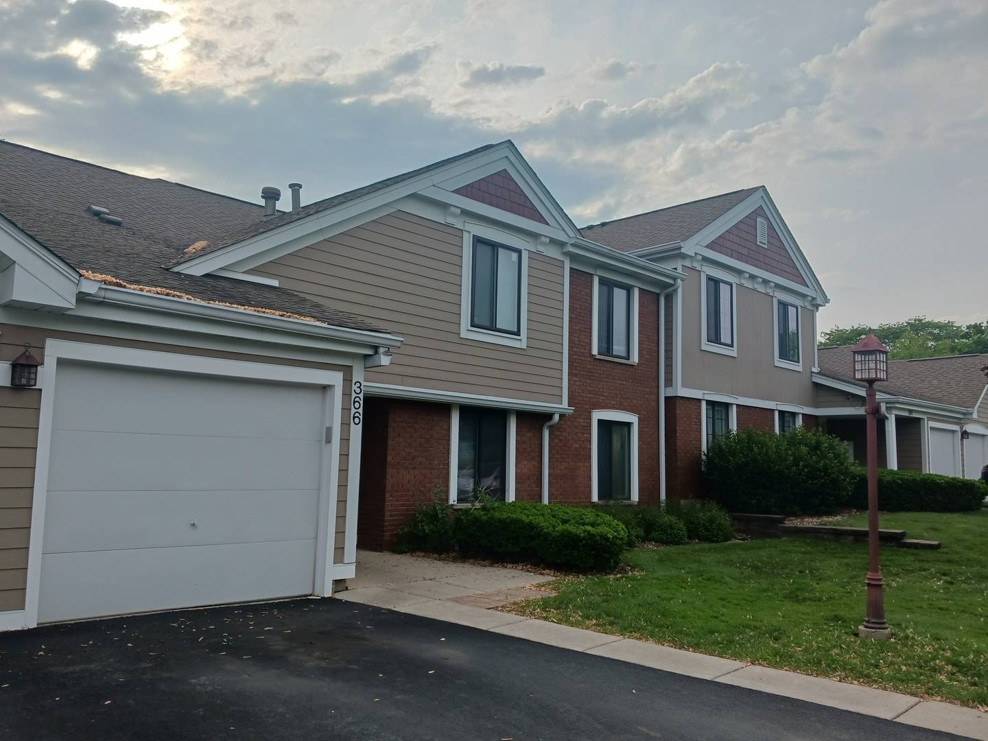 Schaumburg, IL 60193,366 Pinetree LN #B1
