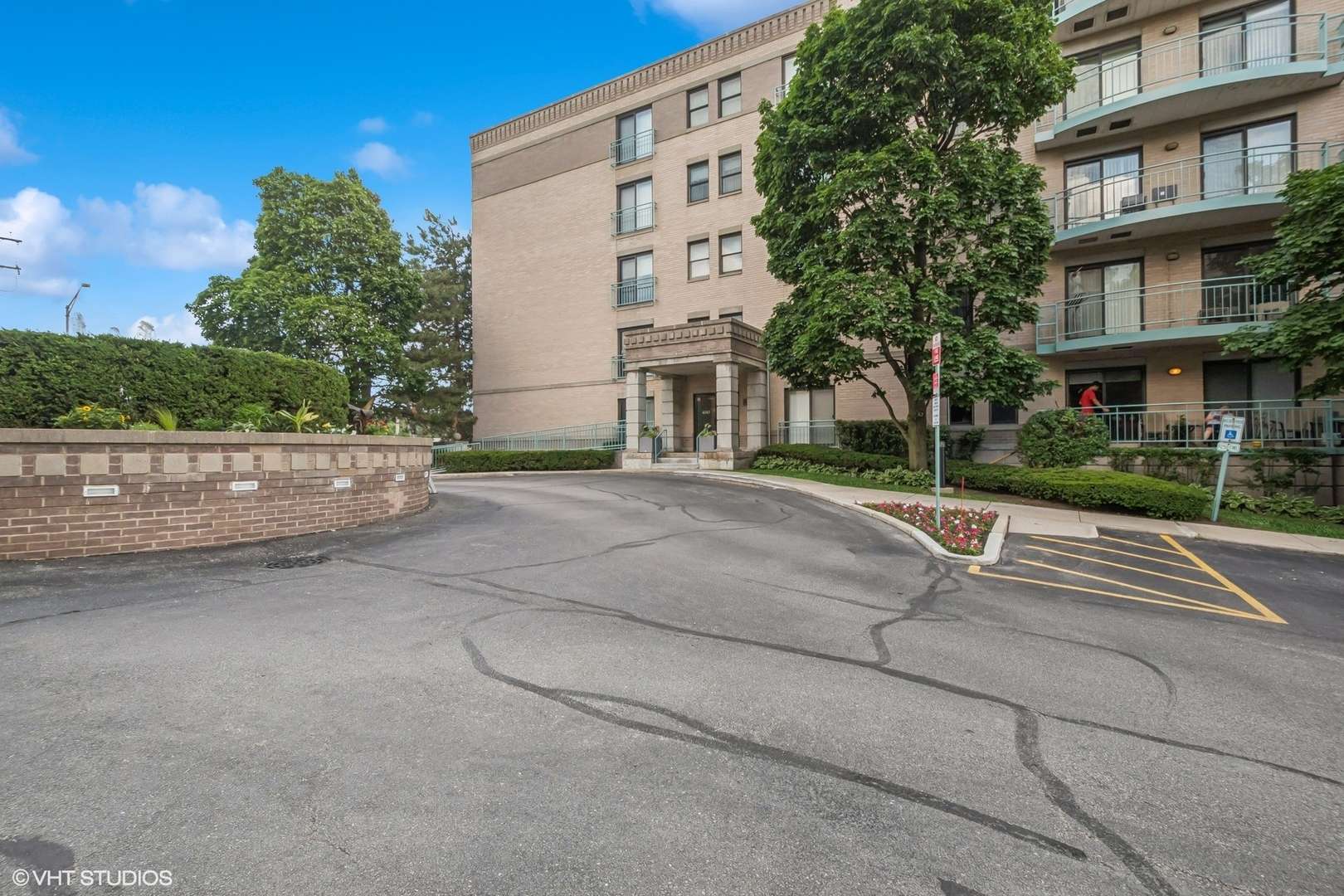 Skokie, IL 60076,4747 Howard ST #205