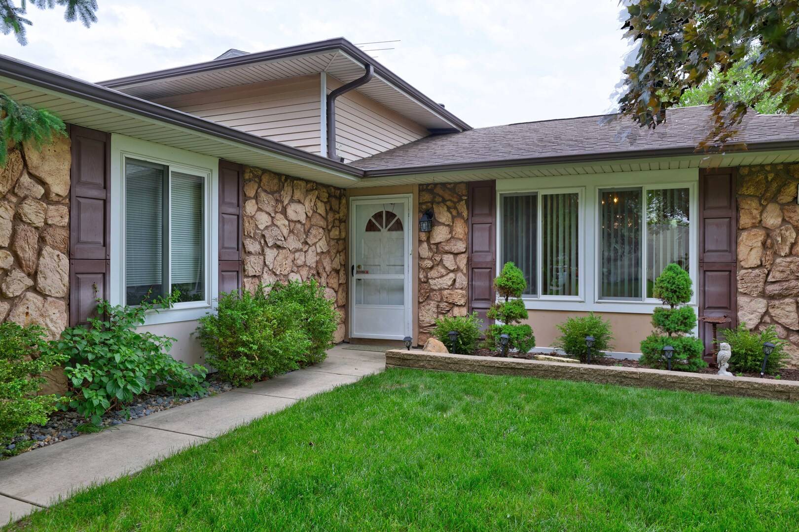 Roselle, IL 60172,833 summerfield DR