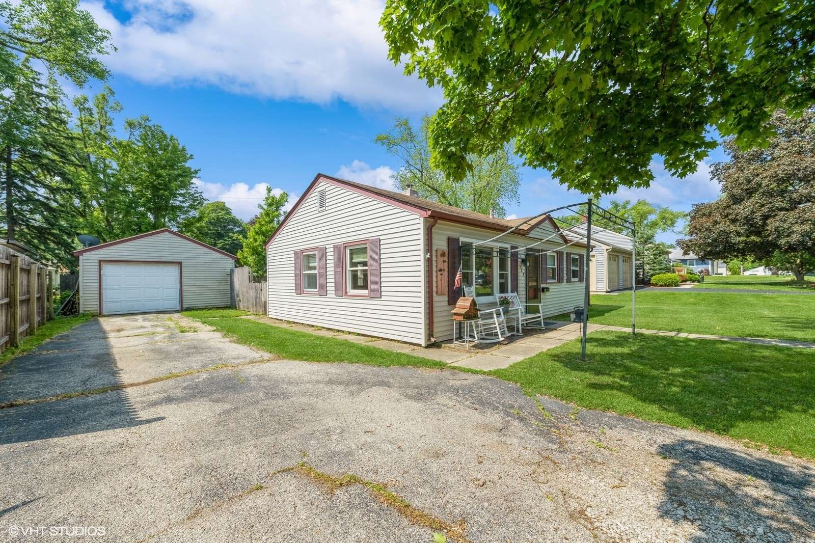 Woodstock, IL 60098,122 E Beech AVE