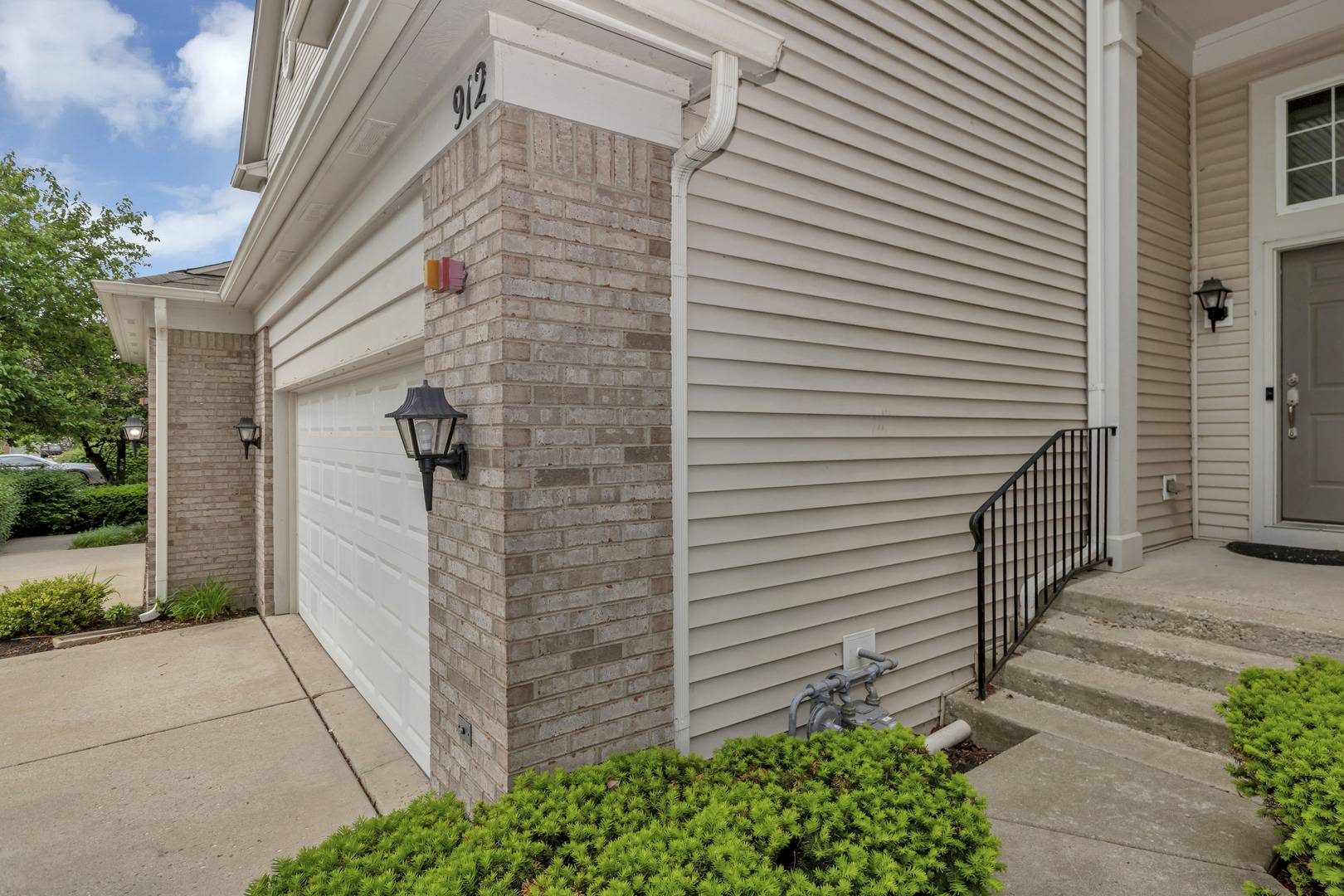 Streamwood, IL 60107,912 Kings Canyon DR