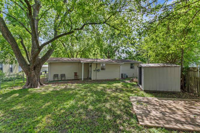 Tuscola, IL 61953,1003 S Pleasantview DR