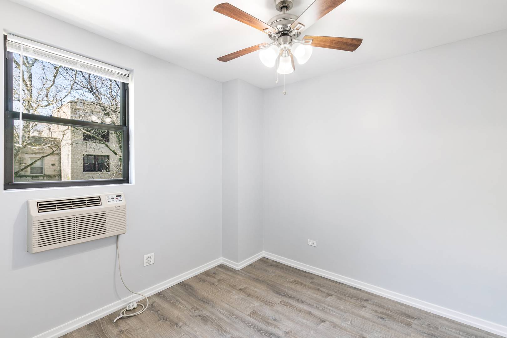Chicago, IL 60640,4875 N Magnolia AVE #201