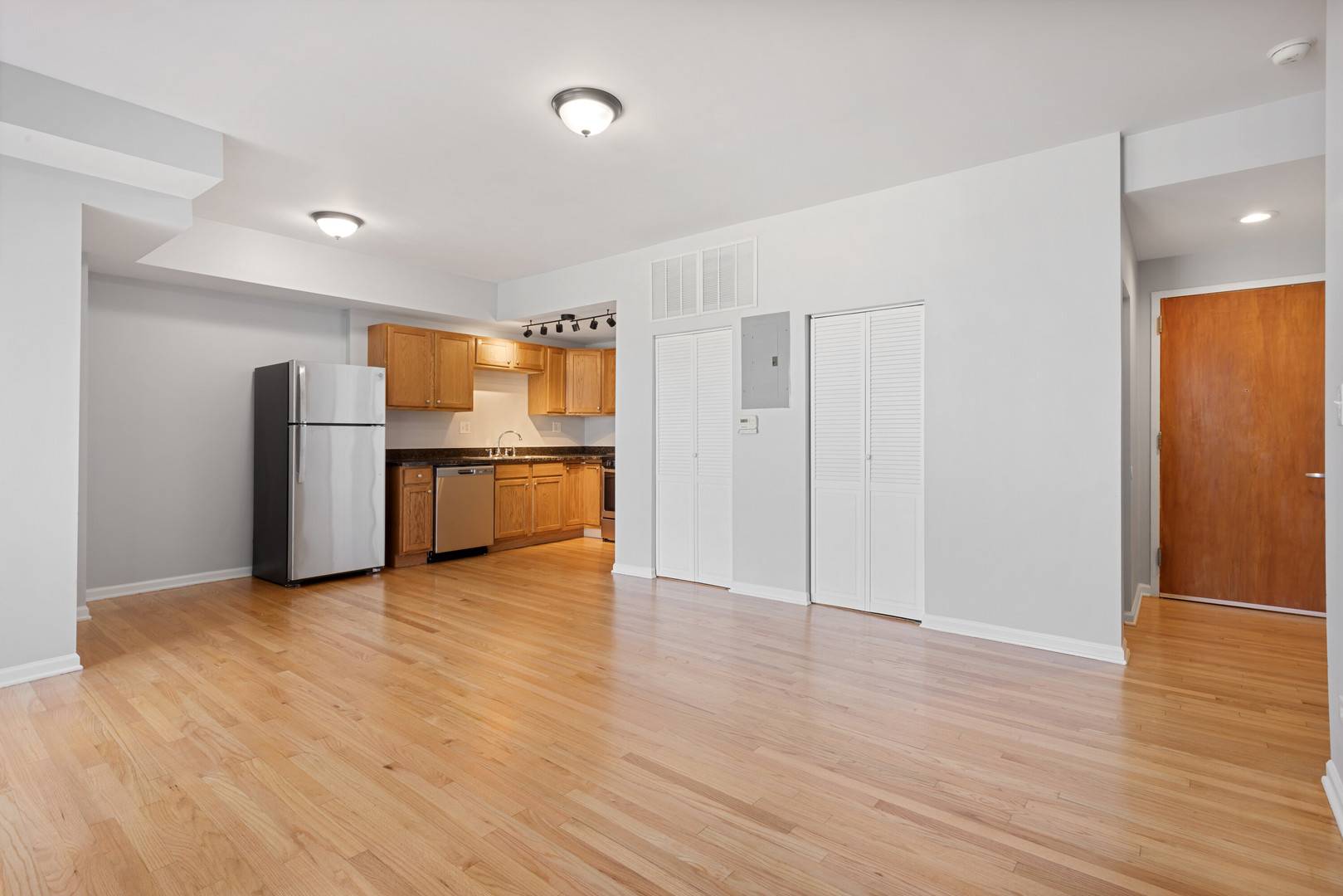 Chicago, IL 60645,2451 W Howard ST #505