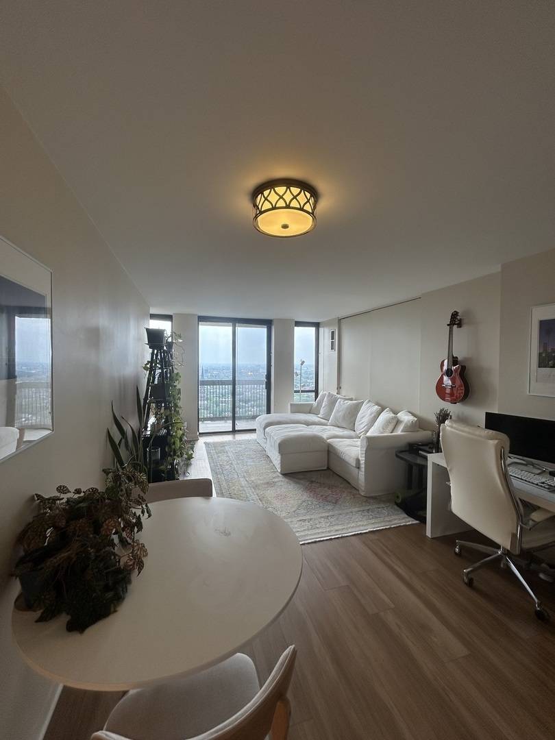 Chicago, IL 60614,1660 N LASALLE ST #3206