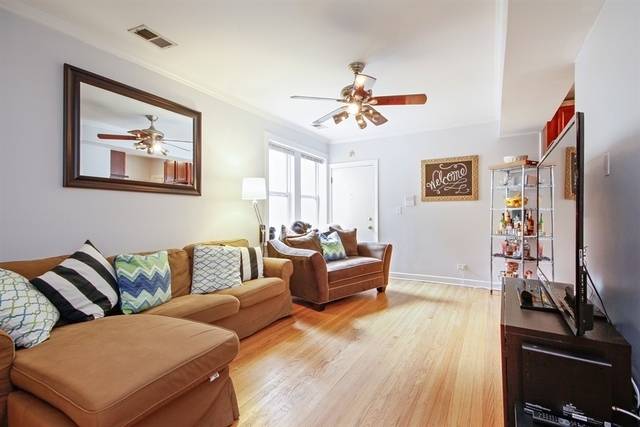 Chicago, IL 60657,1436 W Roscoe ST #1