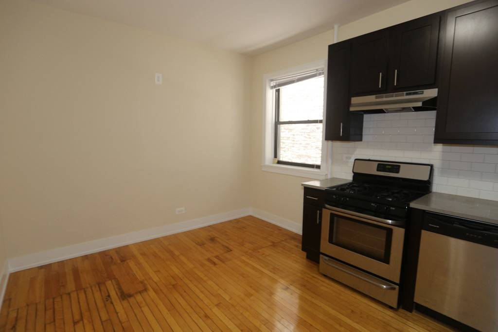 Chicago, IL 60657,821 W NEWPORT AVE #2F