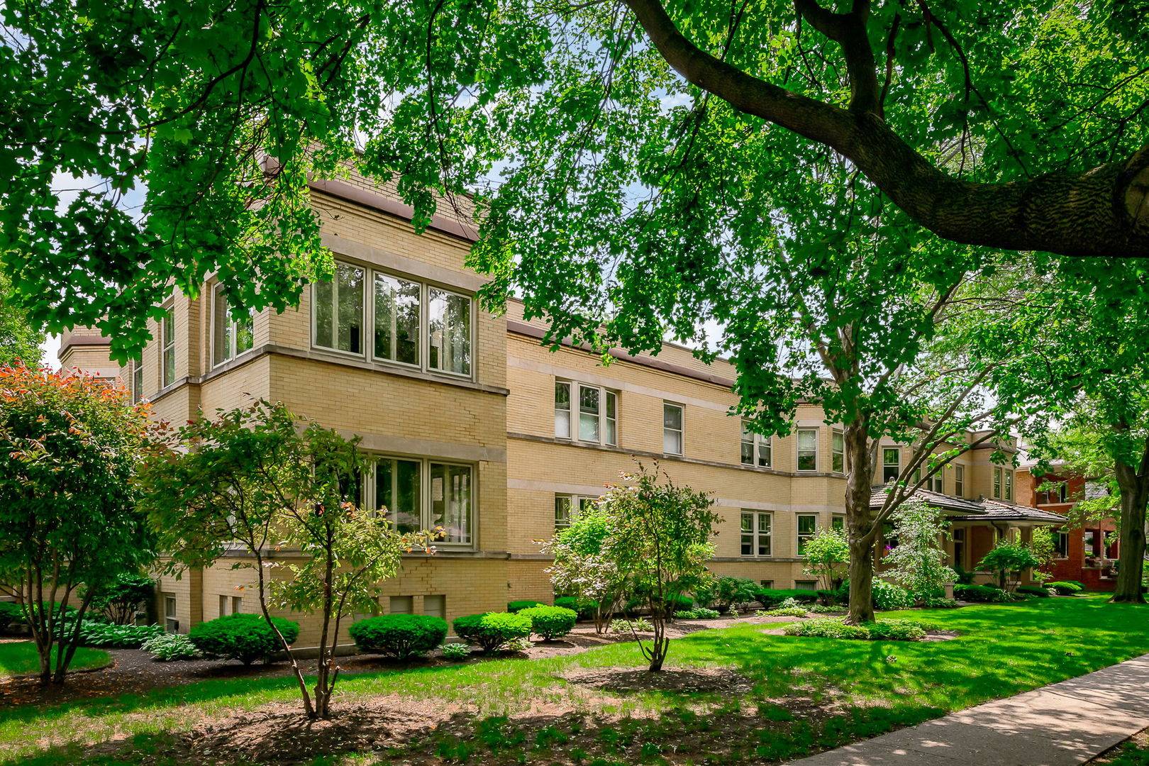 Oak Park, IL 60302,206 S LOMBARD AVE #206B