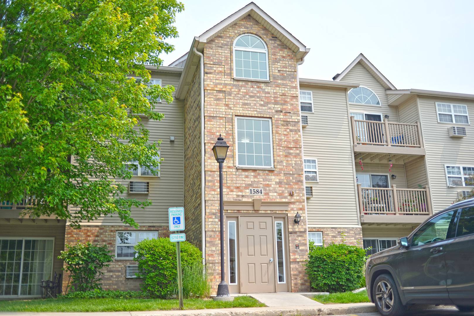 Round Lake Beach, IL 60073,1584 W Crystal Rock CT #2B