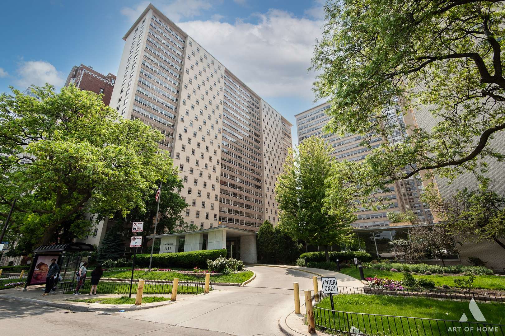 Chicago, IL 60613,3950 N Lake Shore DR #327