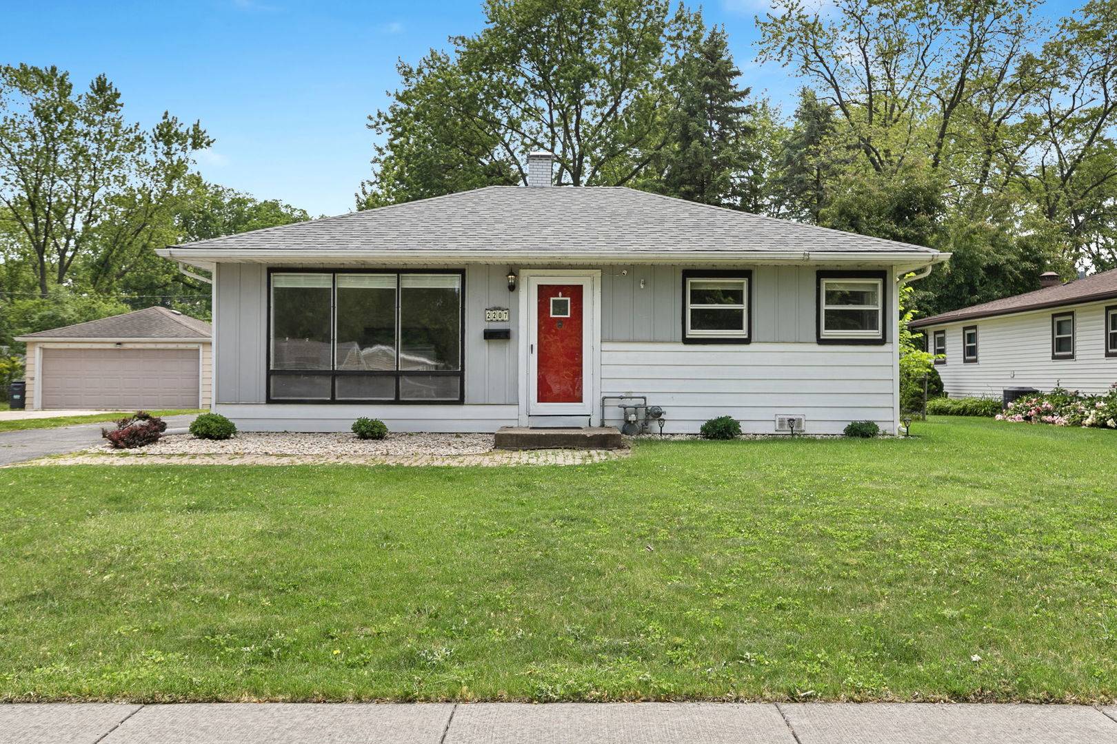 Rolling Meadows, IL 60008,2207 Campbell ST