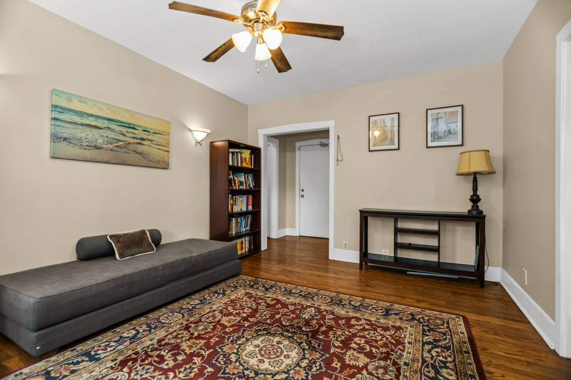 Evanston, IL 60202,132 Clyde AVE #1