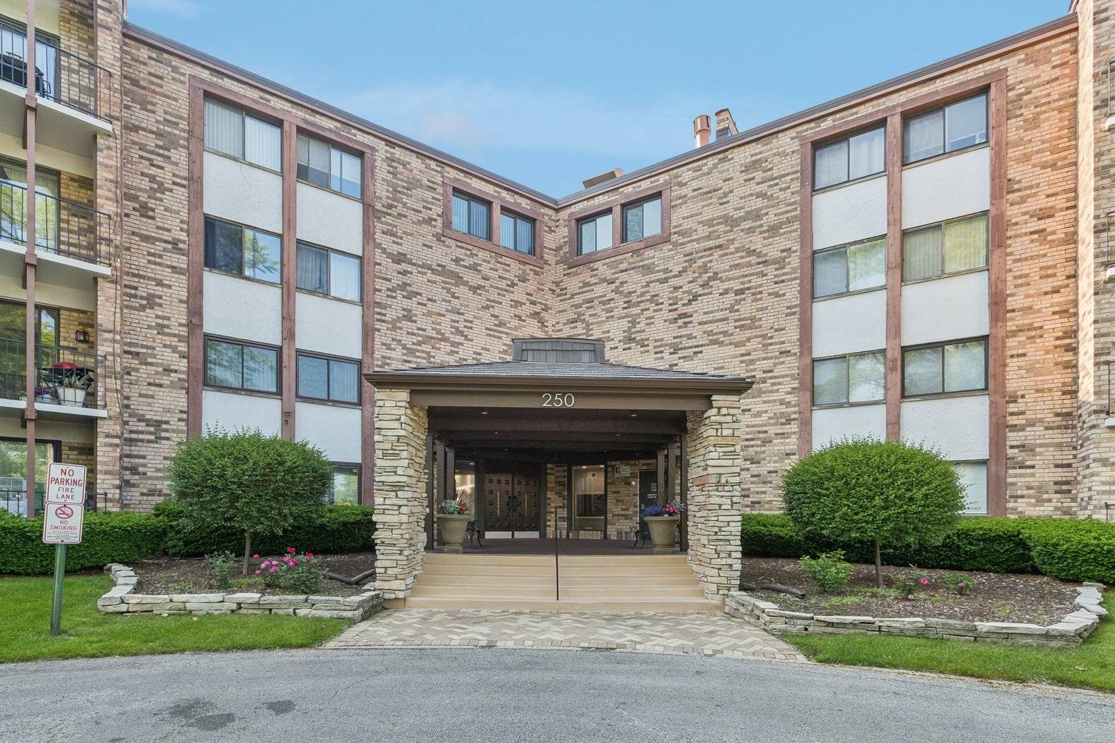 Mount Prospect, IL 60056,250 W Parliament PL #118