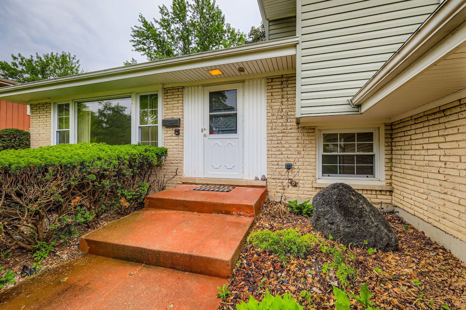 Arlington Heights, IL 60004,907 E Crabtree DR
