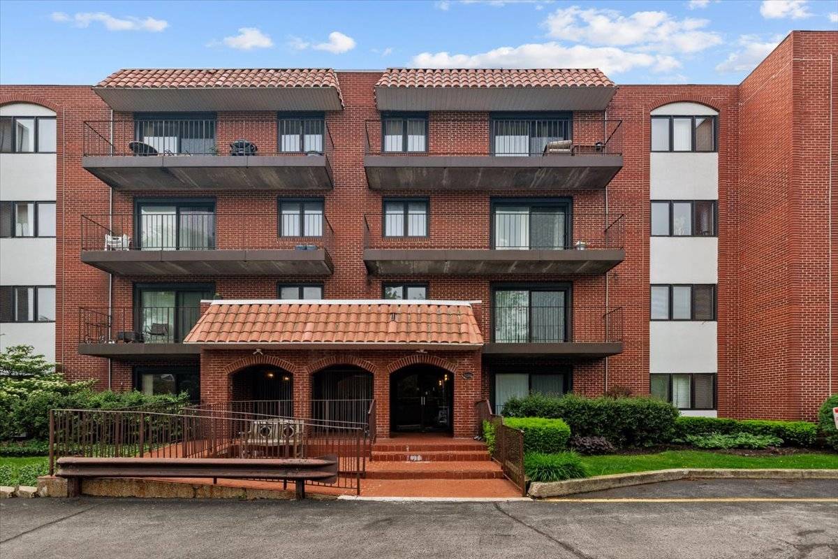 Highland Park, IL 60035,2086 Saint Johns AVE #306