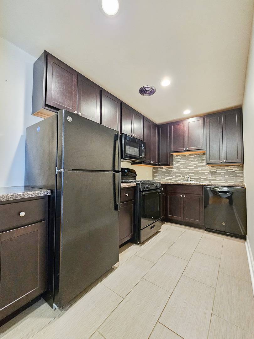 Chicago, IL 60660,1775 W Highland AVE #506