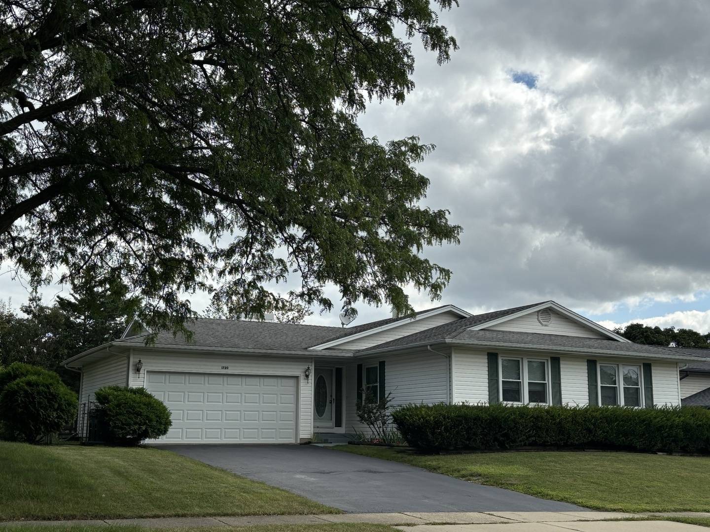 Hoffman Estates, IL 60192,1720 W Parkside DR