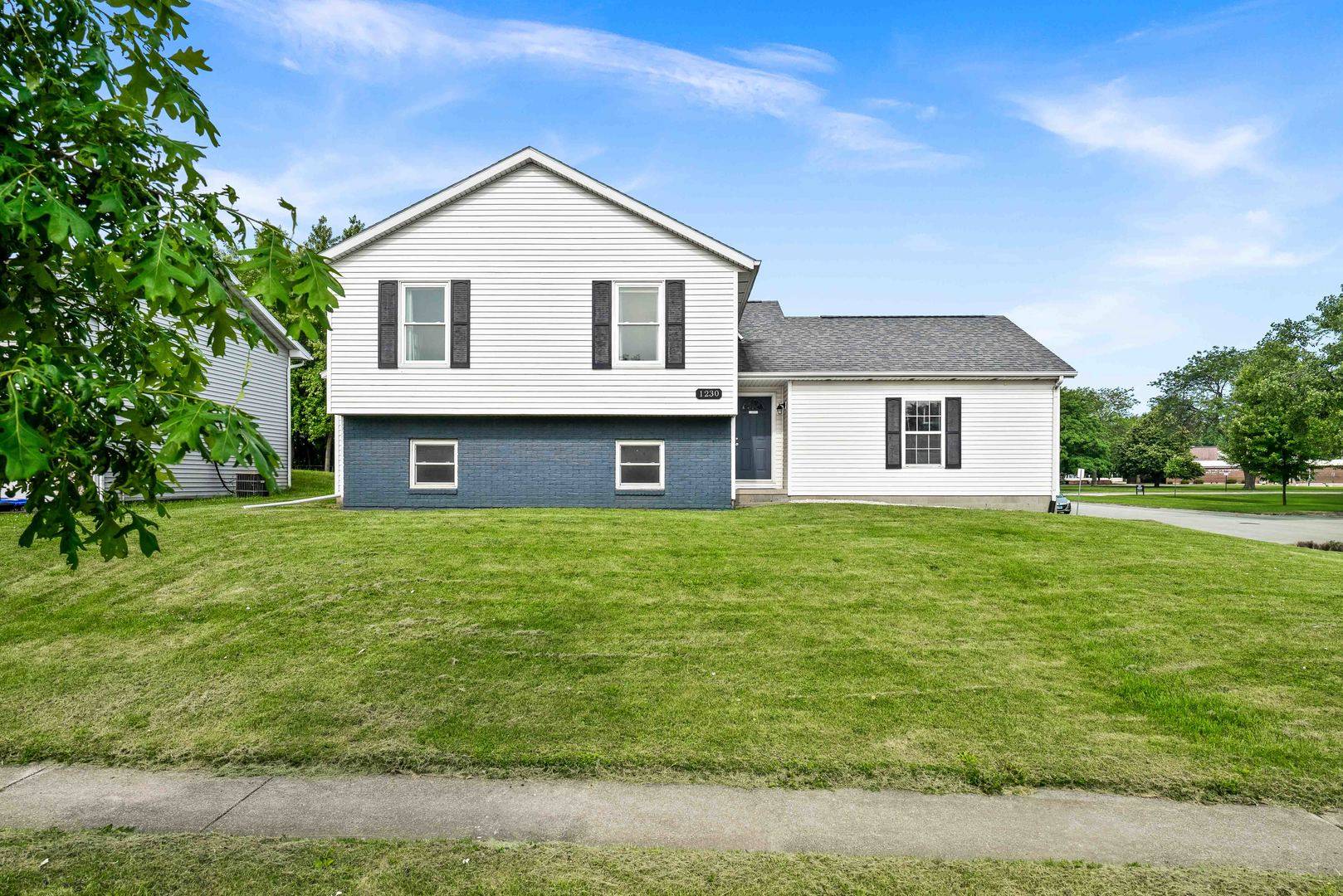 Bloomington, IL 61704,1230 N Hershey RD