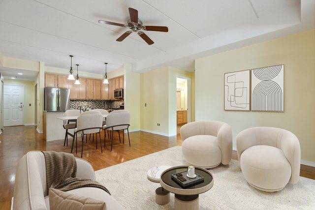 Chicago, IL 60618,2335 W Belle Plaine AVE #106