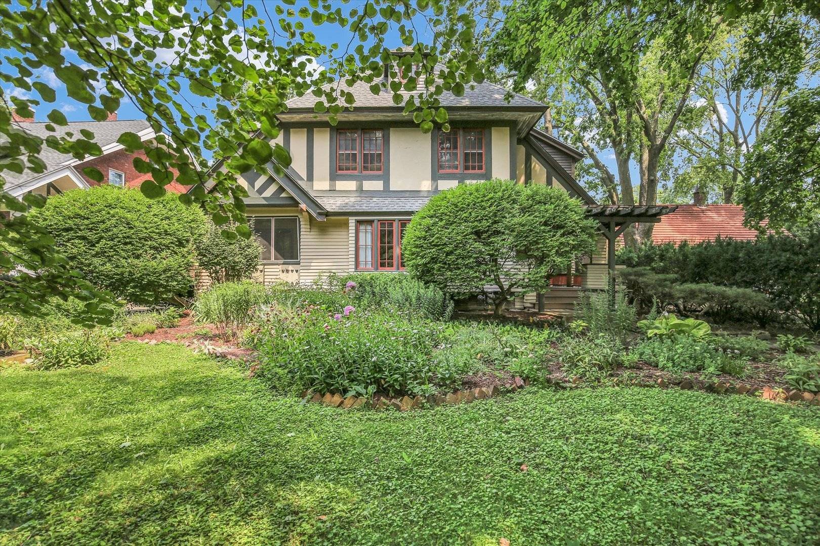 Champaign, IL 61821,910 W Park AVE