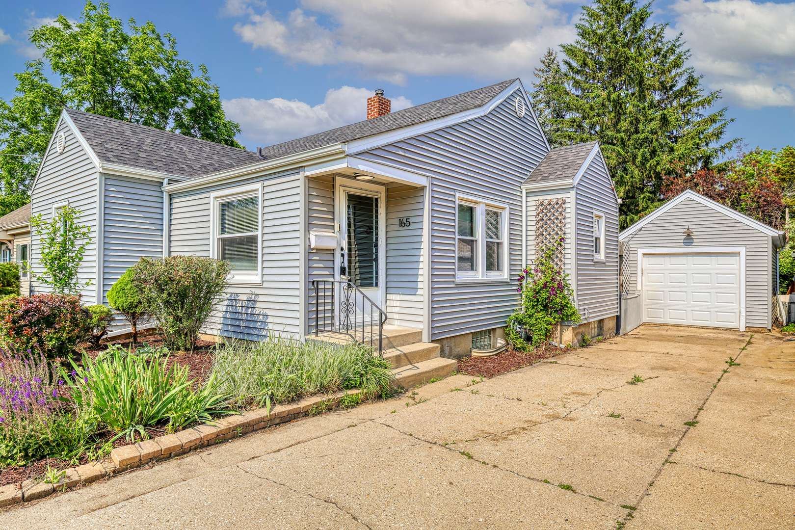 Elgin, IL 60123,165 S Commonwealth AVE