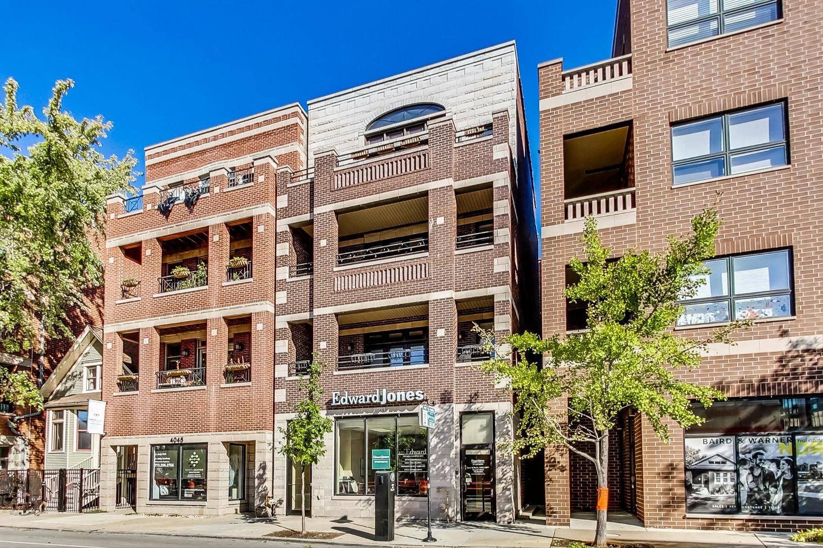 Chicago, IL 60618,4043 N Damen AVE #3