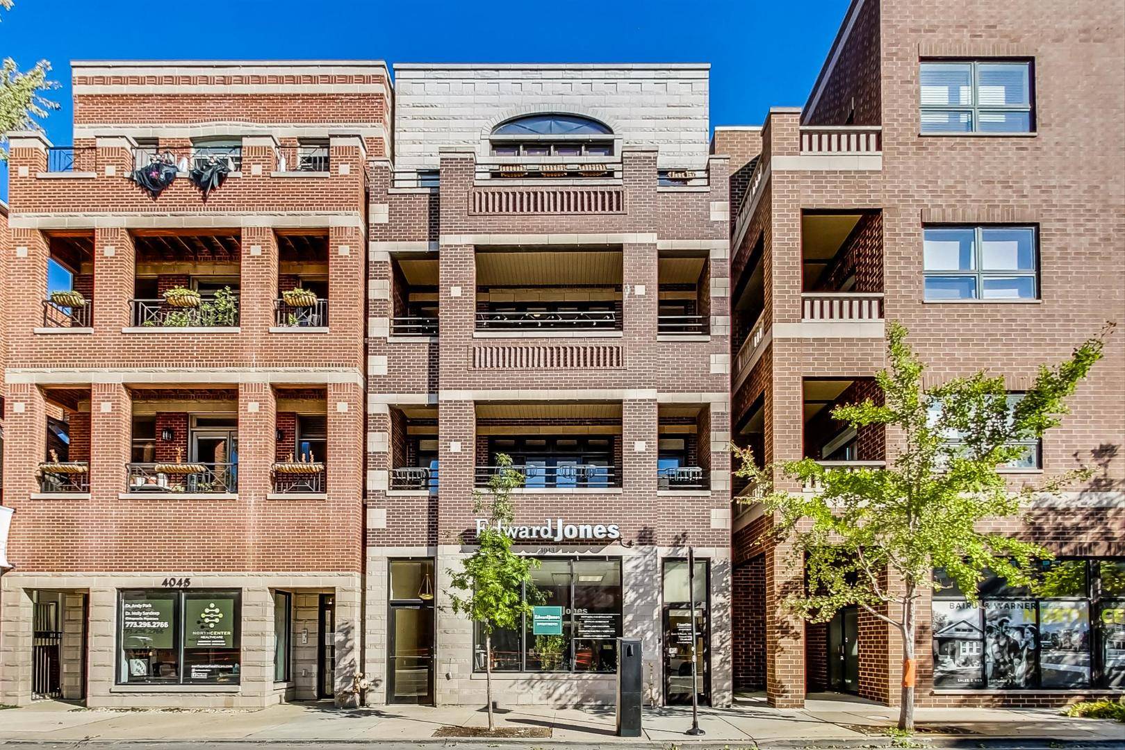Chicago, IL 60618,4043 N Damen AVE #3